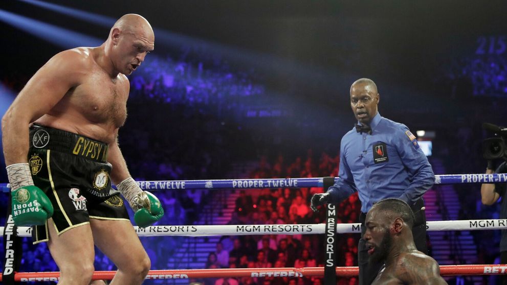 Fury poslal Wildera dvakrát k zemi. Potom si zaspieval aj s celým publikom