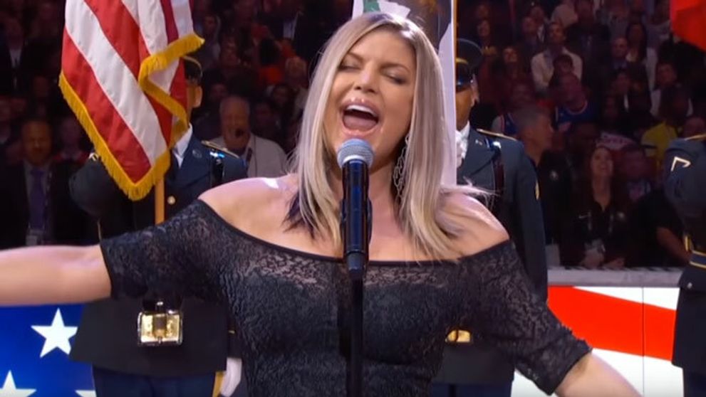 Najhoršie zaspievaná hymna v histórii! Na Fergie sa po jej výkone smeje celý svet