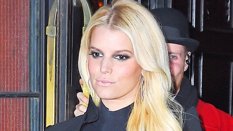 Fúha! Jessica Simpson vystavila v priesvitných šatách svoje štvorky