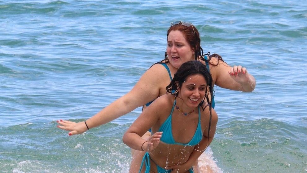 Camila Cabello sa jašila v mori: V úsporných bikinách to nebol dobrý nápad
