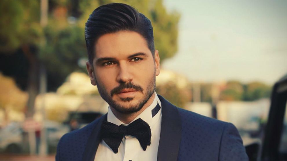 Sexy Yiğit z Nikdy ťa neopustím: Ukázal vyrysované tehličky!