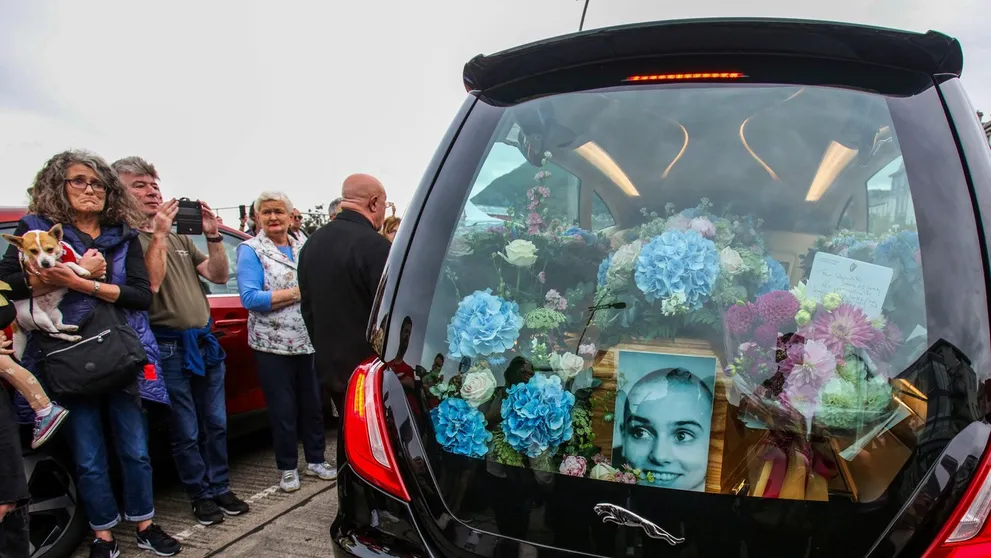 So zosnulou speváčkou Sinéad O'Connor sa v uliciach lúčili tisícky ľudí