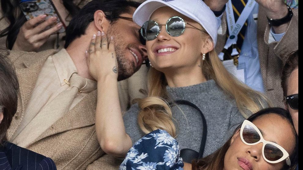 Niečo nám ušlo? Ariana bez prsteňa s cudzím mužom