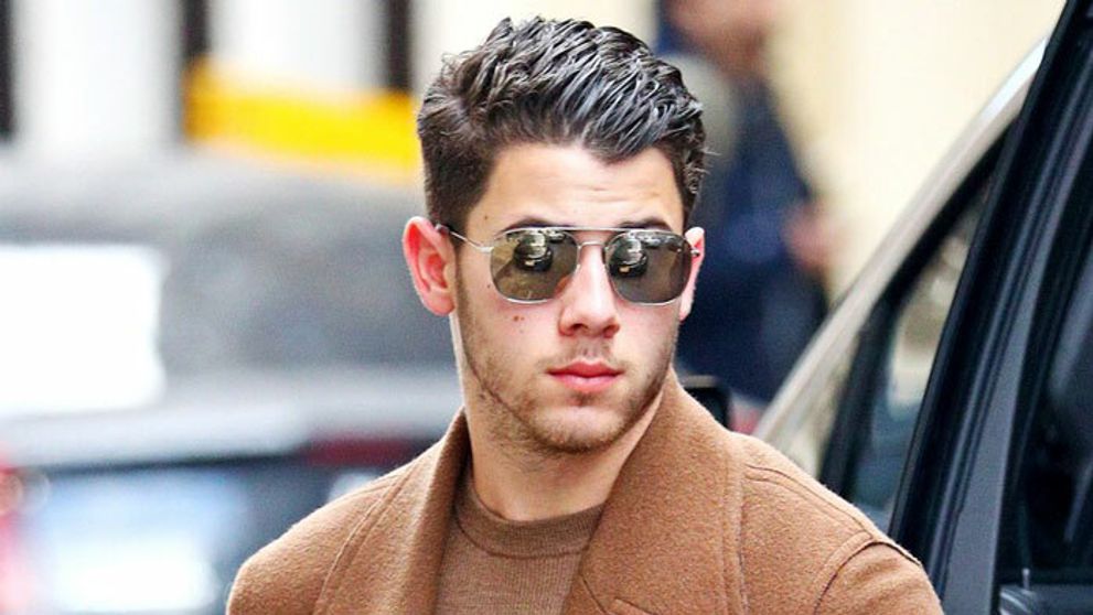 Nick Jonas vytasil svoj pekáč na obdiv. Na tomto bruchu by ste mohli nastrúhať syr!