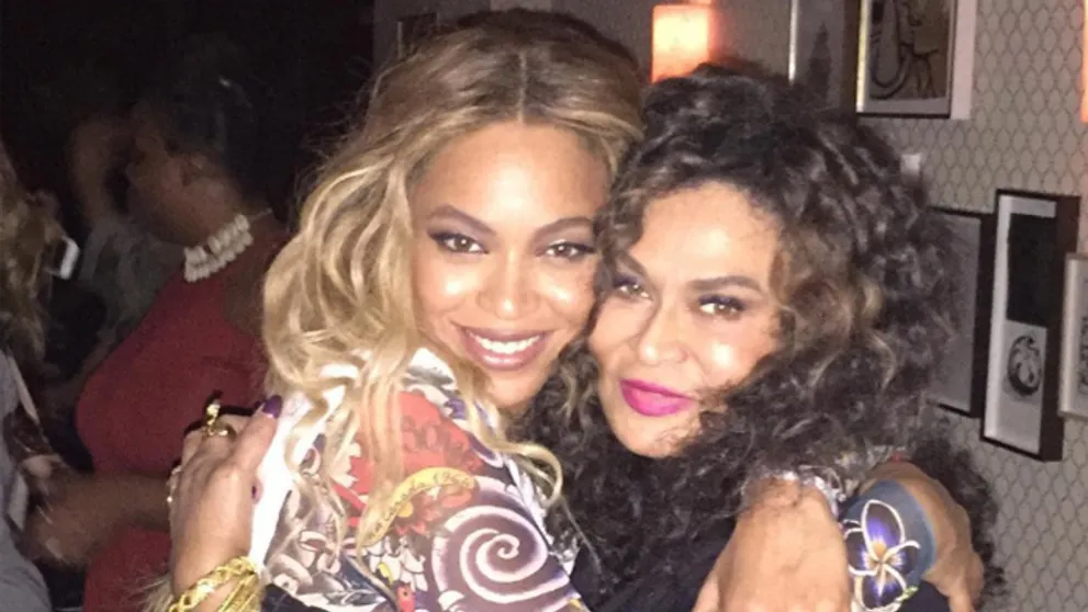 To je ale postavička! Mama Beyoncé v obtiahnutom outfite vám vyrazí dych!
