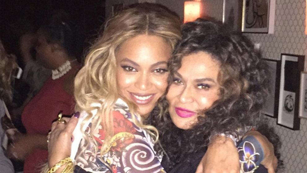 To je ale postavička! Mama Beyoncé v obtiahnutom outfite vám vyrazí dych!