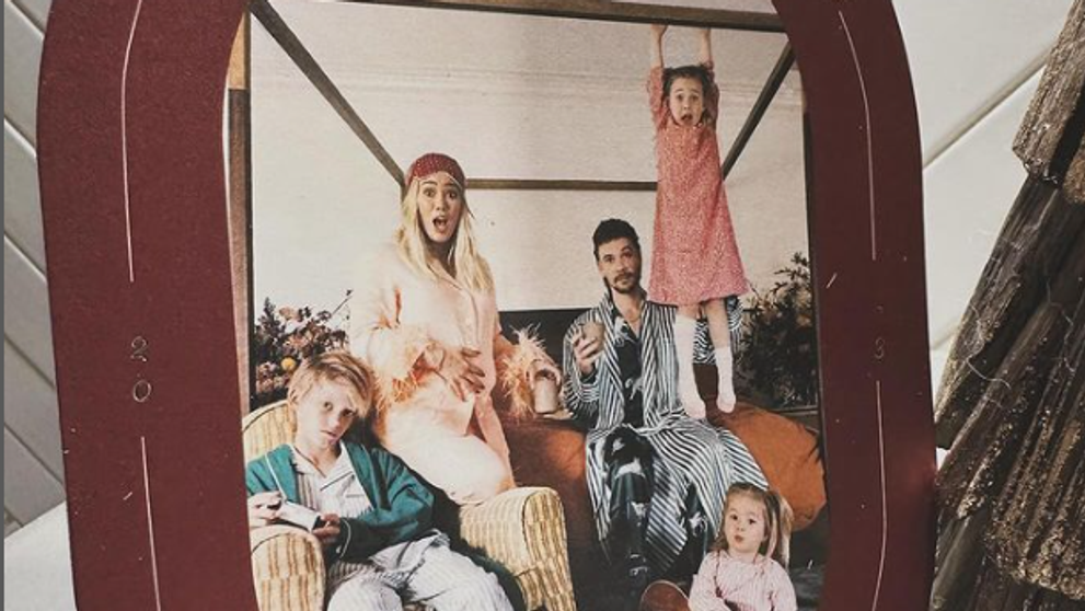 Dieťa číslo 4 je na ceste! Speváčka to oznámila vianočným pozdravom