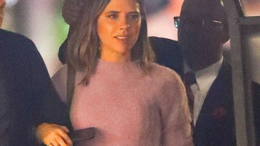 Paparazzi nafotili Victoriu Beckham. Ruka v ruke s cudzím chlapom
