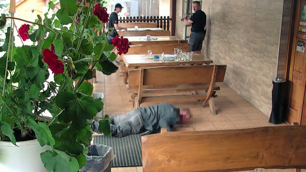 Sem by ste sa najesť neprišli: Všetci pijú, opití sa váľajú po zemi