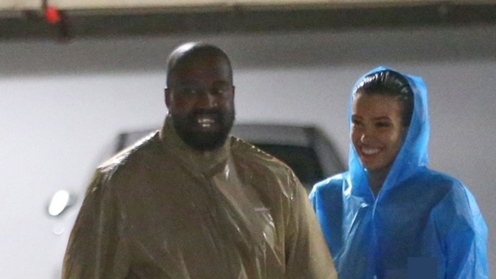 Šetrí na oblečení? Manželka Kanye Westa hore bez v pršiplášti