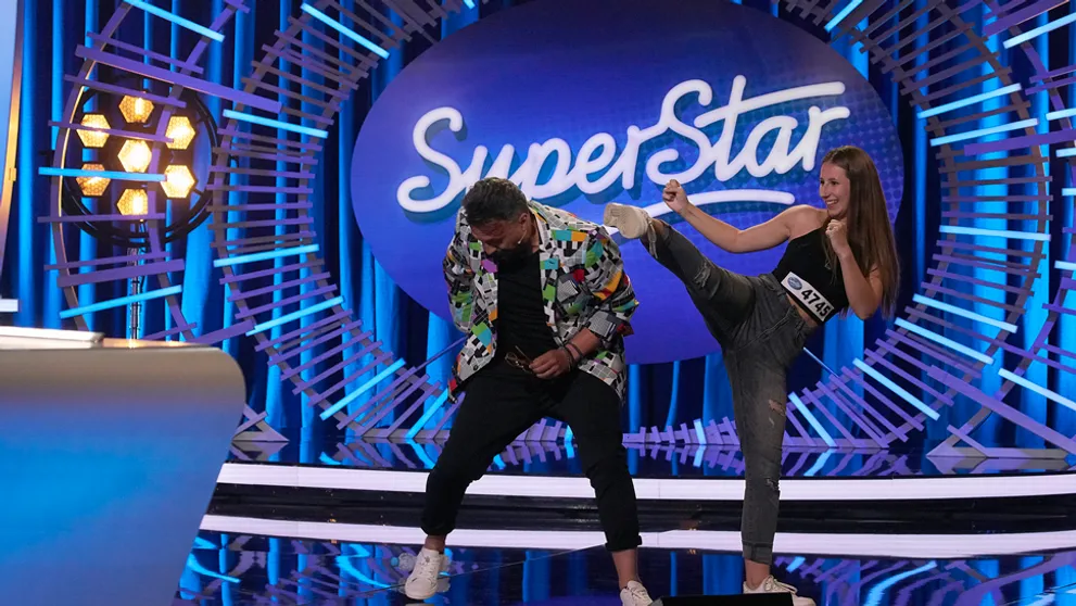Čeky to poriadne schytal: Účastníčka SuperStar ho spacifikovala jedným kopom!
