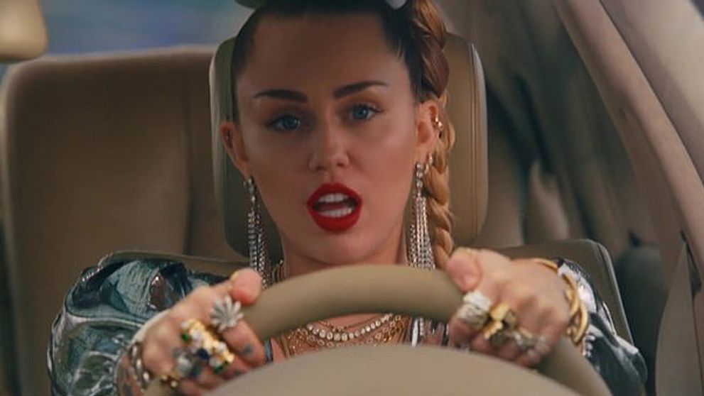 Miley Cyrus je späť. Do kamery otrčila holú ***