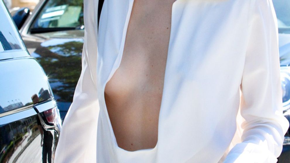 Ups! Kendall Jenner vykukli spod maxi výstrihu mini prsíčka