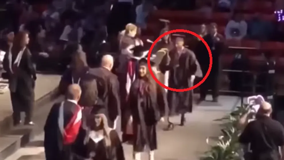 Chcel zažiariť, no takmer sa dolámal. Nepodarené salto z promócie je hitom internetu