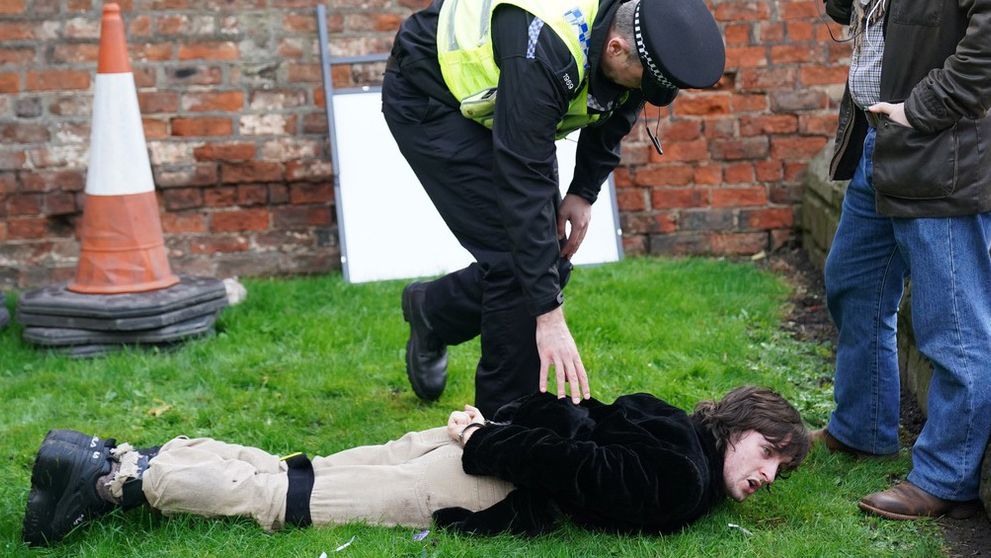 Zaútočili na kráľa Karola III. a jeho manželku!