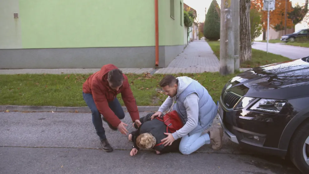 Peťa skončí pod kolesami auta