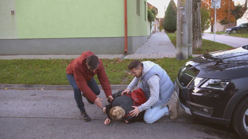 Peťa skončí pod kolesami auta