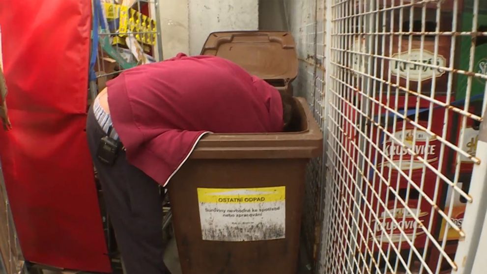 Potraviny lovil v koši: Metódy zameneného manžela ju poriadne šokovali