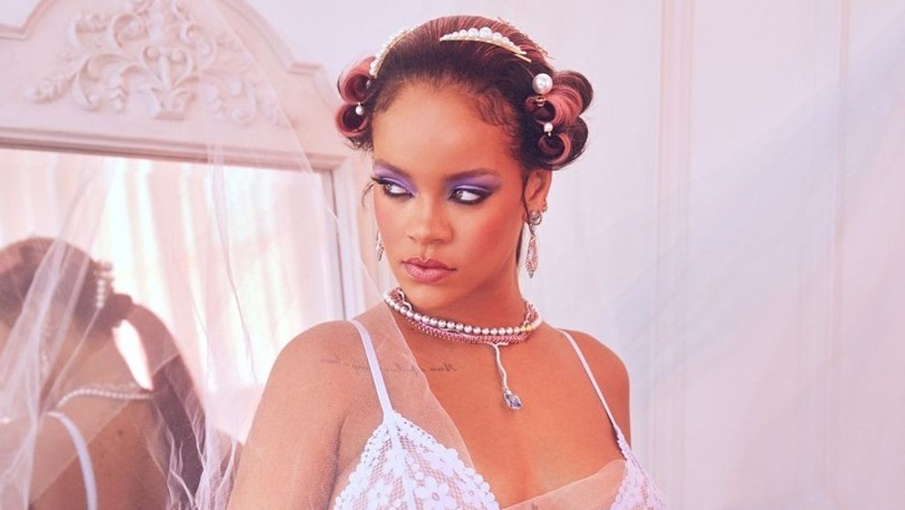 Nahota predáva! Rihanna ukázala kyprý dekolt. A keby len to