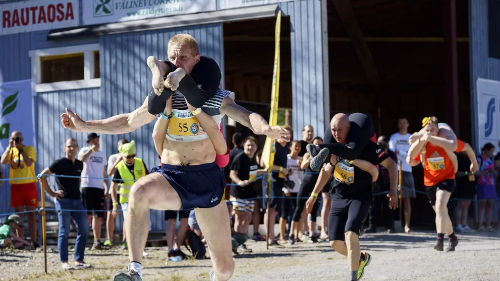 Tajomstvo šialených majstrovstiev sveta v nosení manželky odhalené!
