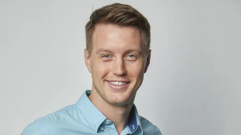 Fešák Sam prišiel z Londýna. Získa si vás perfektnou češtinou a dokonalým úsmevom