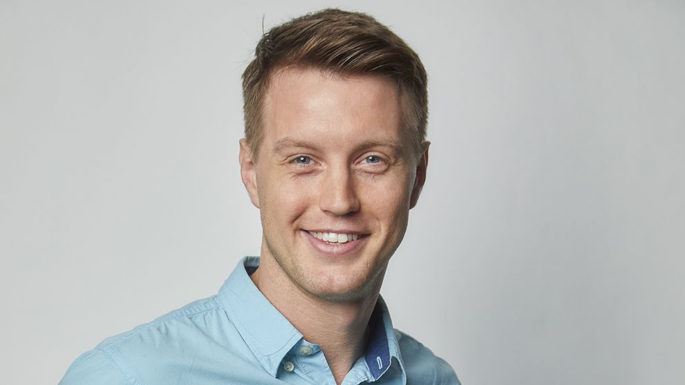 Fešák Sam prišiel z Londýna. Získa si vás perfektnou češtinou a dokonalým úsmevom