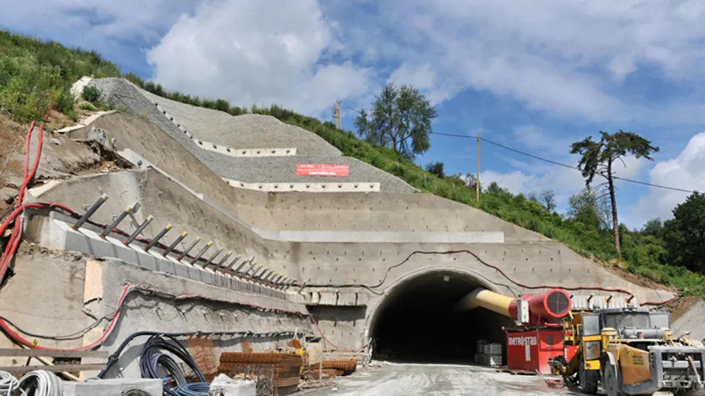 V Spojených štátoch našli obrieho aligátora. Muž pri ňom vyzerá ako trpaslík