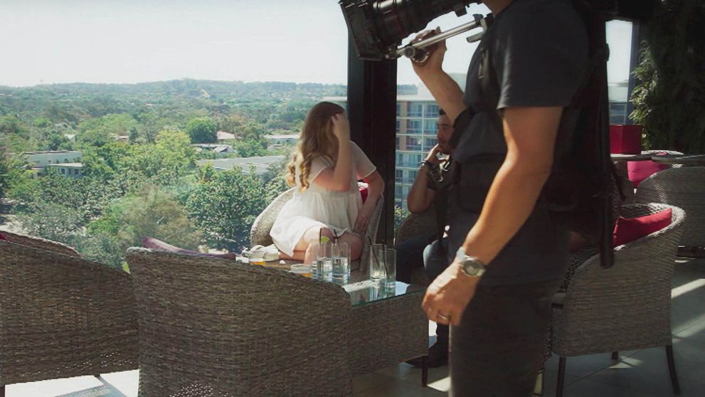 Skrytá kamera odhalila obrovský škandál! Počas nakrúcania mal doma frajerku