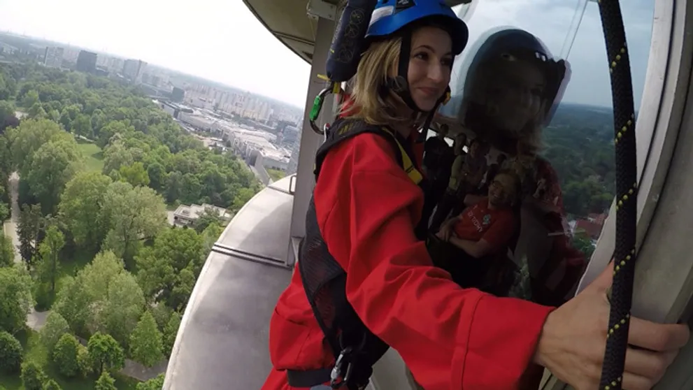Adrenalínová vyhliadka? Vyskúšali sme sa prejsť po parapetnej doske vo výške 85 metrov