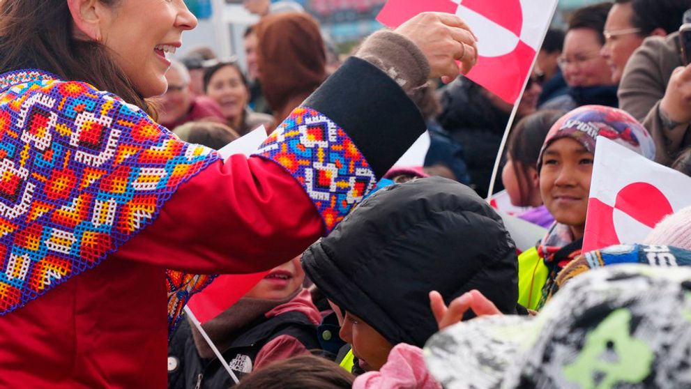 Kráľovná sa zdravila davu a zrazu všetci zostali ako obarení: Narazil do nej skúter