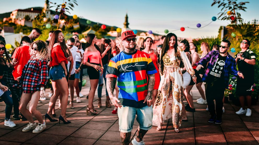 Kaliho nová pesnička je na svete. Svieži letný beat roztancuje aj vás!