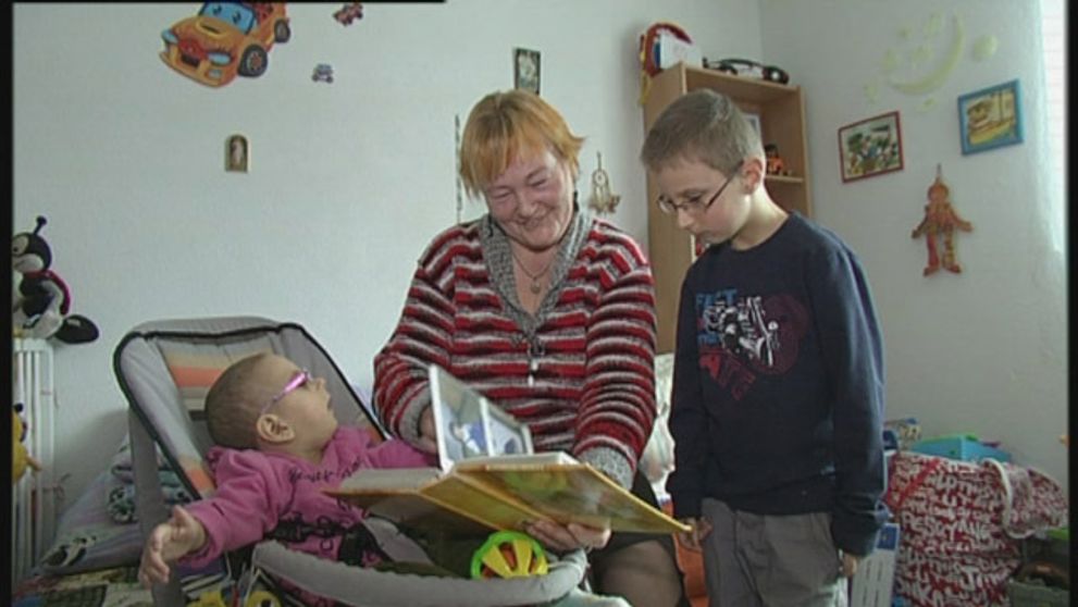 Babka vychováva vnúčatá