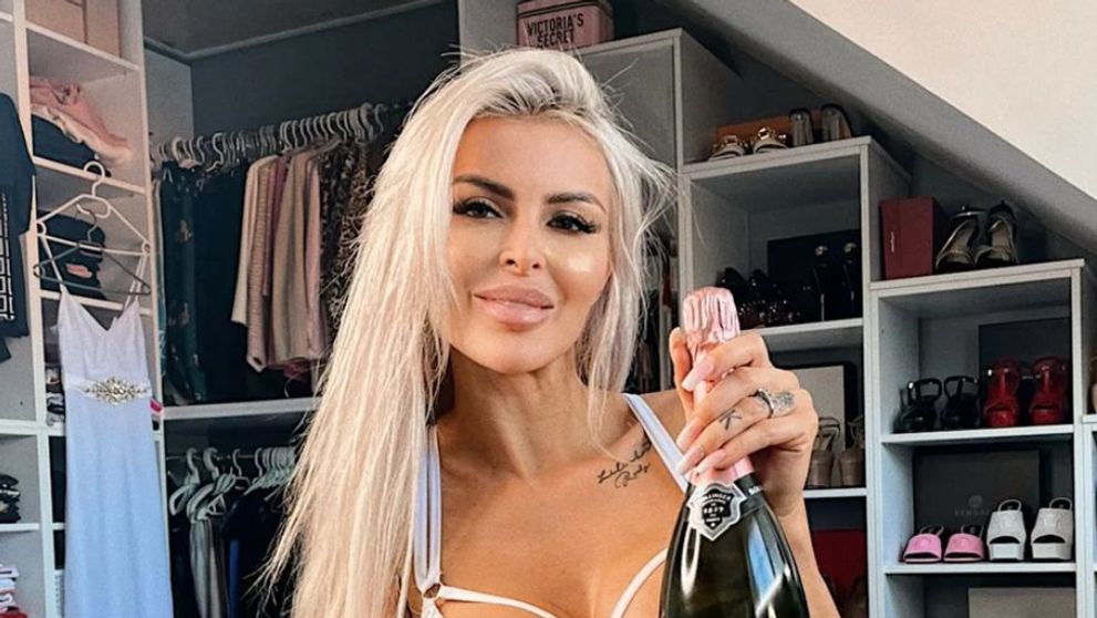 Lela ukázala, čo má pod svadobnými šatami. Karlos, teš sa na svadobnú noc!