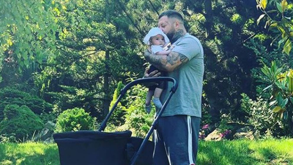 Kaliho dcérka prvýkrát na dovolenke pri mori. Vyzerá ako malá princezná