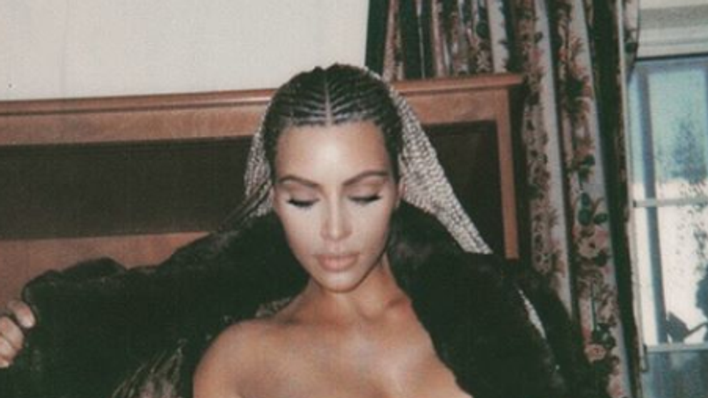 Kim Kardashian roztvorila kožuch a opäť ukázala, že slovo hanba jej nič nehovorí