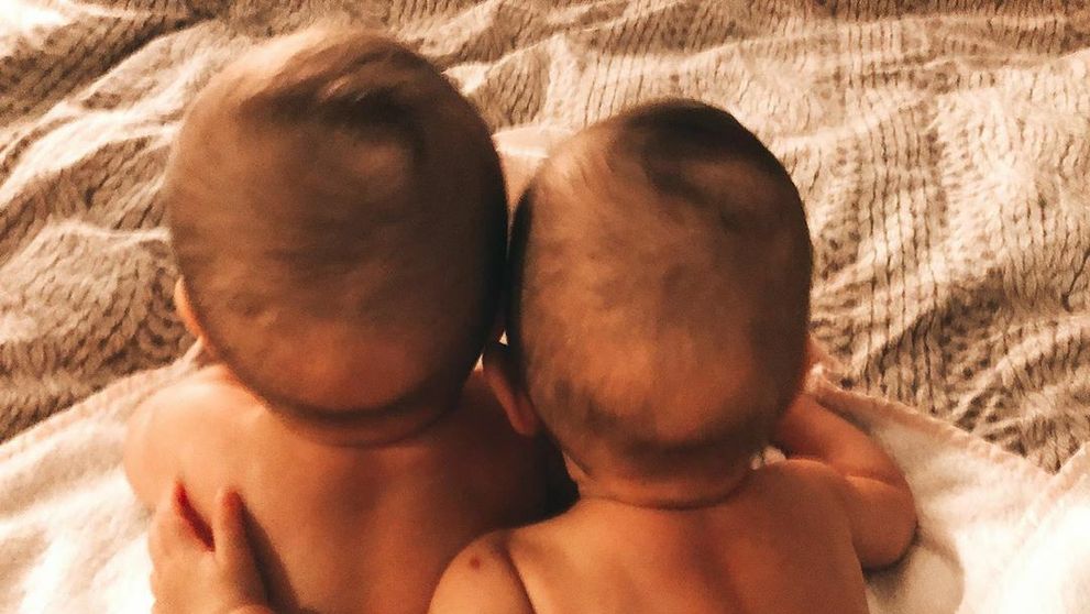 Nádherný záber seriálového otecka so svojimi dvojičkami: Uhádnete, komu patria?