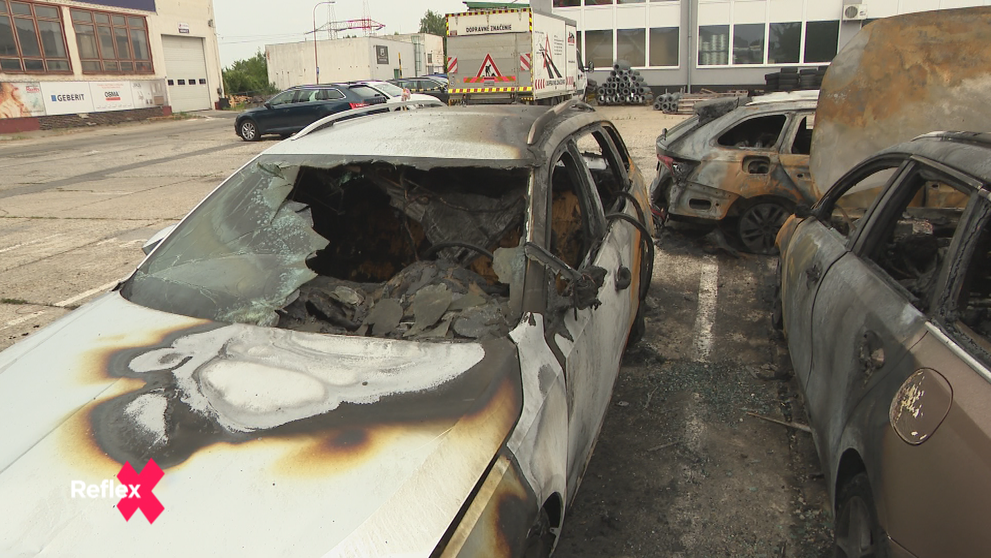 Podpálil autá, vlastnú školu a sám zhorel v plameňoch