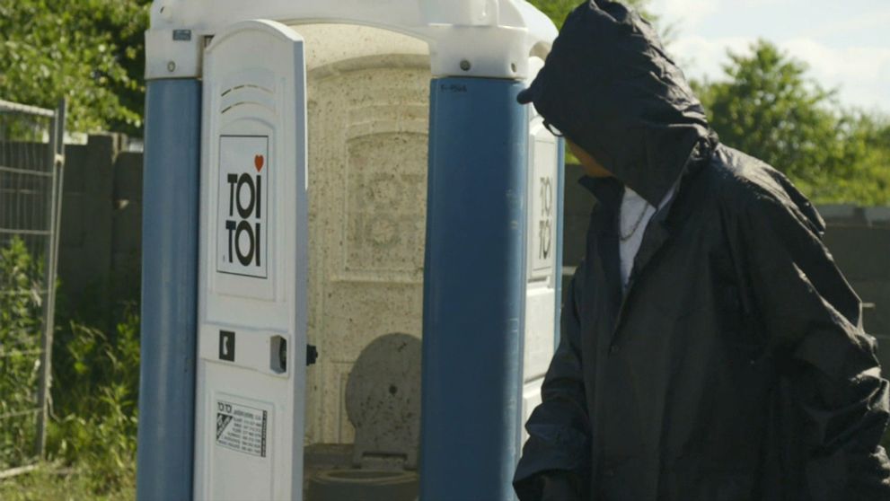 Potreboval silný žalúdok: Riaditeľ skončil medzi výkalmi