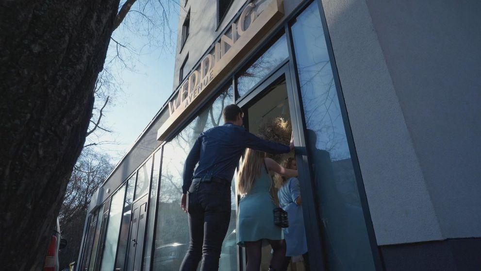 Niečo sa chystá. Herečka vyzerala na skúške vo svadobnom salóne nádherne