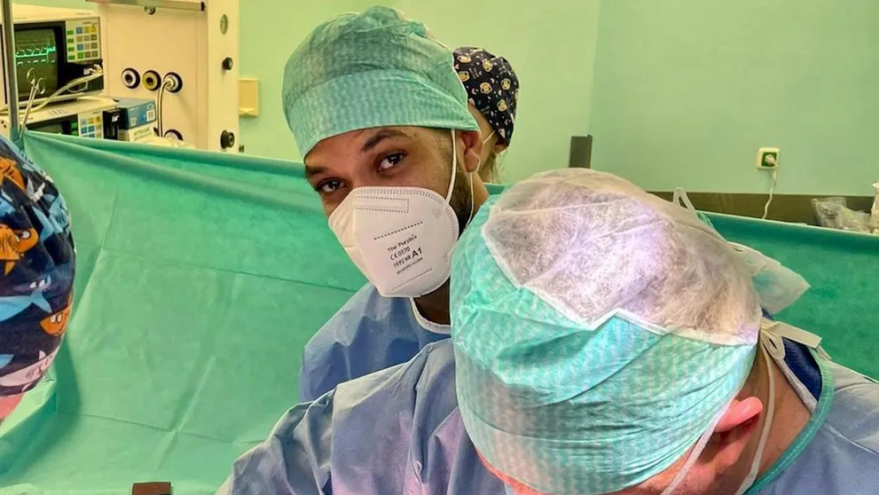 Zavesí herectvo definitívne na klinec? Už je z neho skutočný doktor!