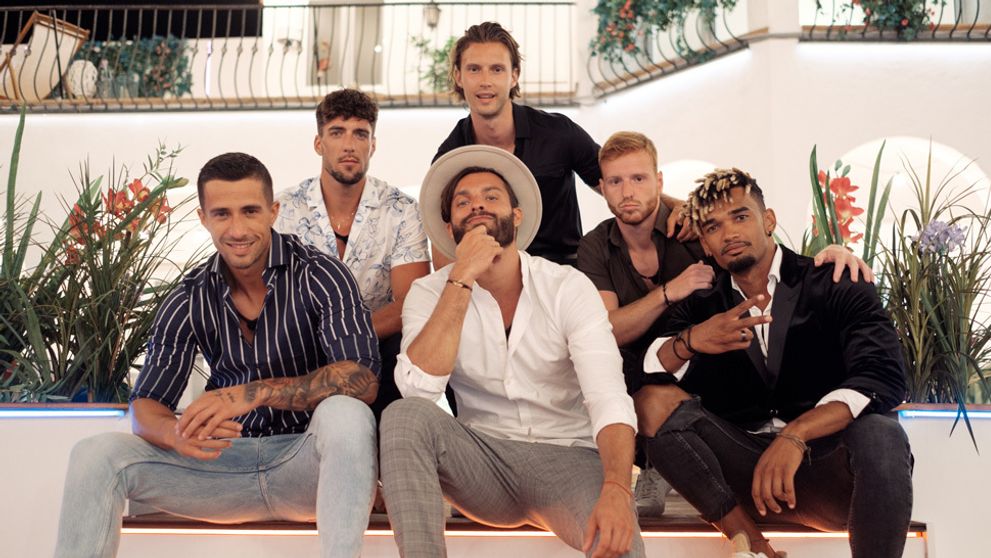 Chlapi vo vile ohovárajú Petra. Keby sa neprihlásil, dopadol by ešte horšie