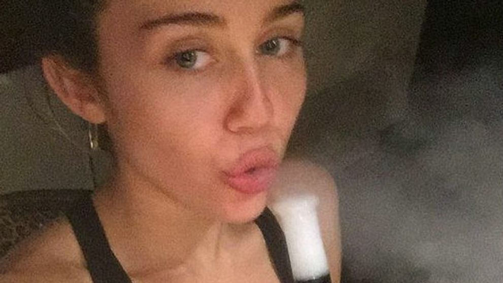 Idol detí a tínedžerov? Miley Cyrus sa pochválila fajčením bonga