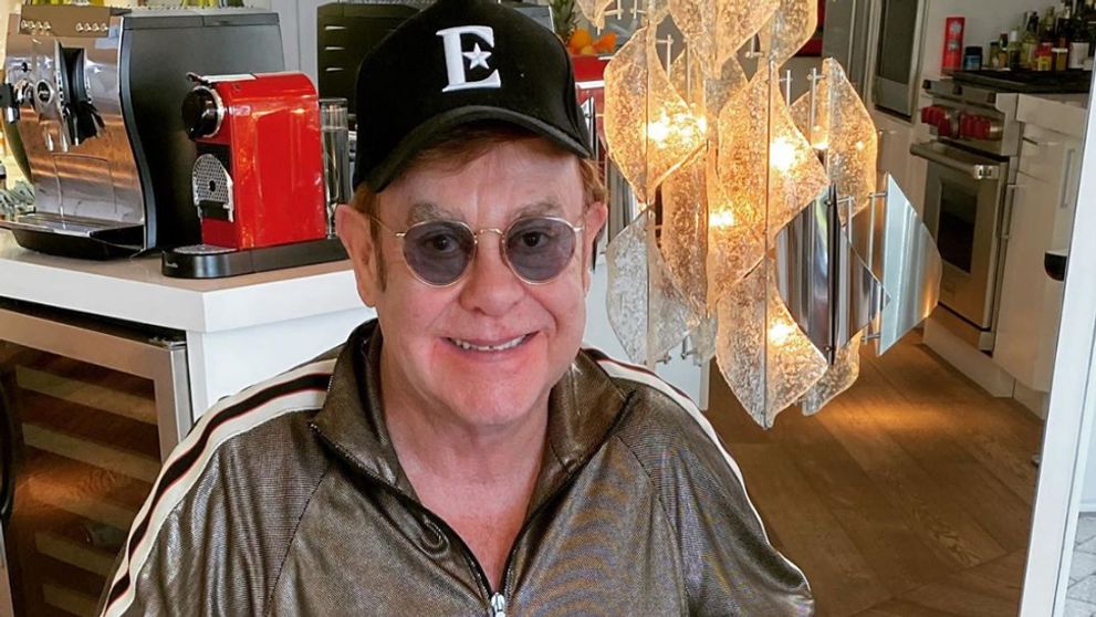 Elton John oslavuje, že prežil. Stačilo málo a dnes by nebol medzi nami