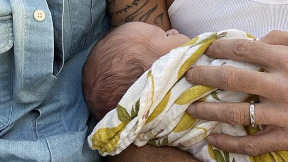 Slávny pár sa stal rodičmi. Dieťa číslo 4 vynosila náhradná matka