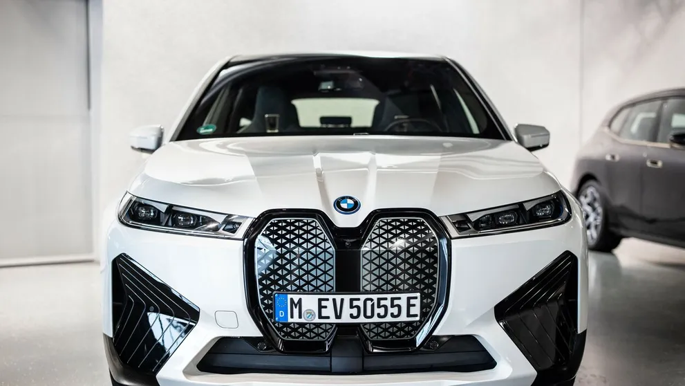 Nové SUV od BMW dokáže meniť farbu laku, stačí stisnúť tlačidlo