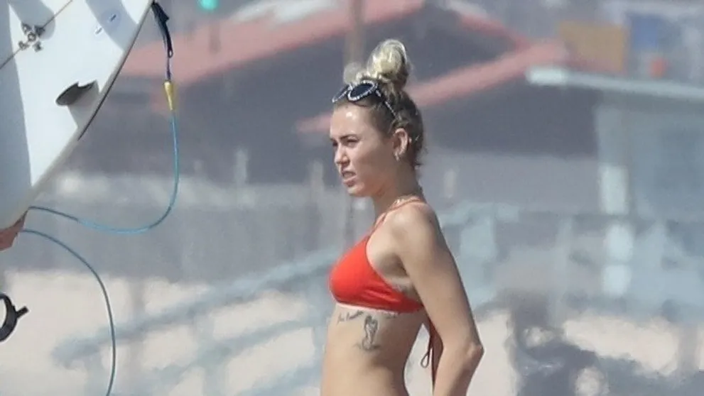 Miley Cyrus šantila s manželom v mori: Ukážkový zadok v zarezaných plavkách