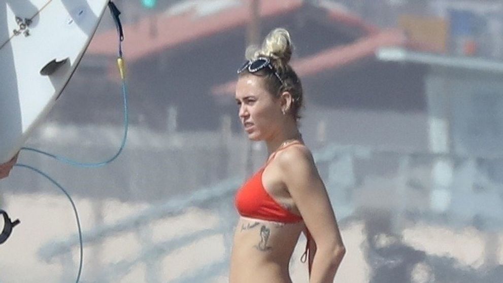 Miley Cyrus šantila s manželom v mori: Ukážkový zadok v zarezaných plavkách