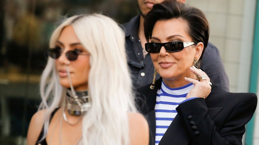 Vždy dokonalá mama Kardashianiek. Takto vyzerá po úpravách a bez mejkapu