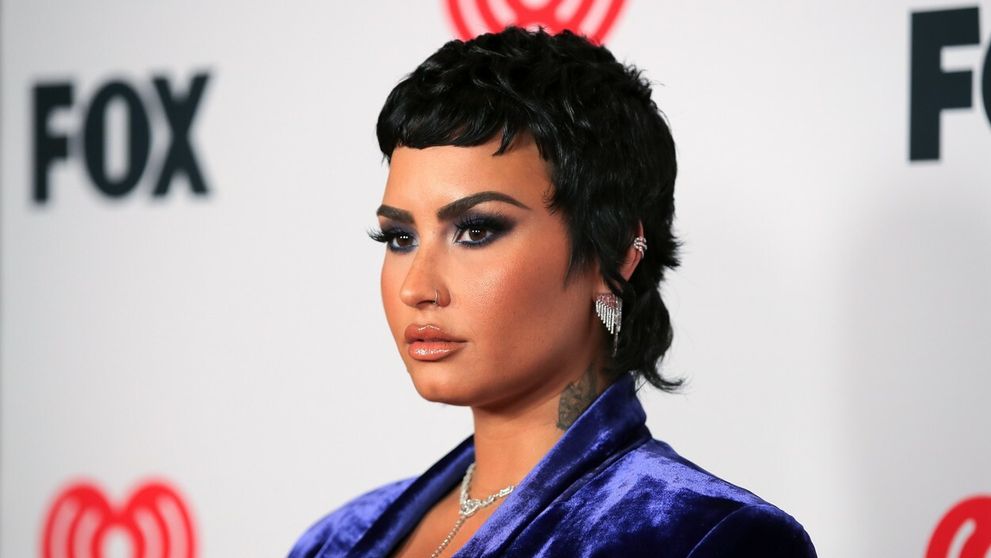Nebinárna speváčka Demi Lovato sa cíti opäť ako žena. Dokonca je zaľúbená