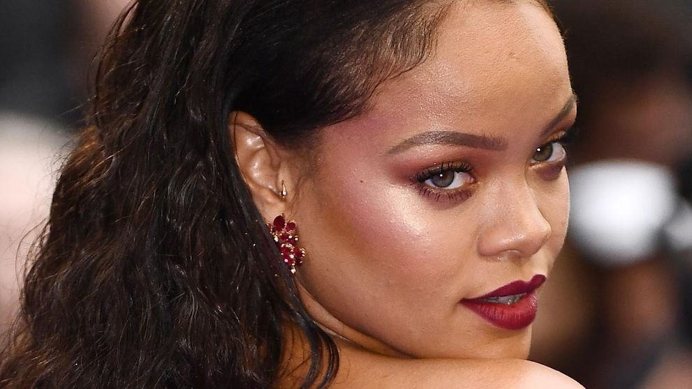 Rihanna sa prekonala: Do výstrihu vytlačila všetko, čo sa dalo!